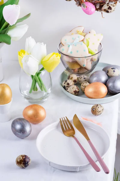 Tarjeta Felicitación Para Ajuste Mesa Pascua Con Huevos Coloridos Pintados —  Fotos de Stock