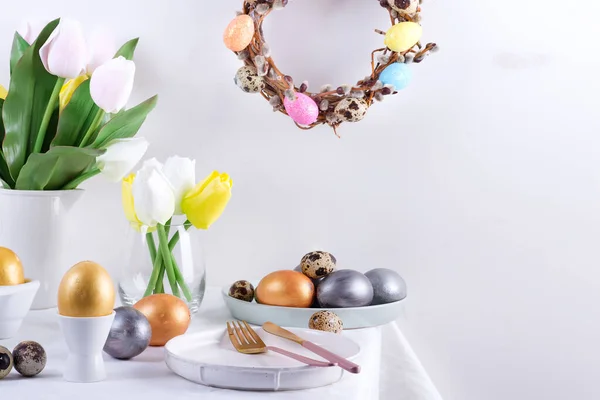 Feiertagsgratulationstabelle Mit Handbemalten Eiern Gebackenen Plätzchen Frischen Frühlingsblumen Und Festlichem — Stockfoto