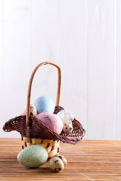 Groet Pasen Kaart Met Rieten Mandje Met Kleurrijke Handgemaakte Kip — Stockfoto