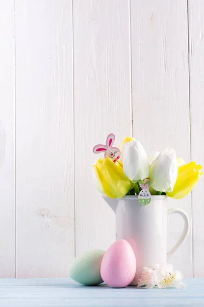 Frohe Ostern Karte Mit Frischen Tulpenblüten Einer Keramiktasse Handbemalt Bunte — Stockfoto