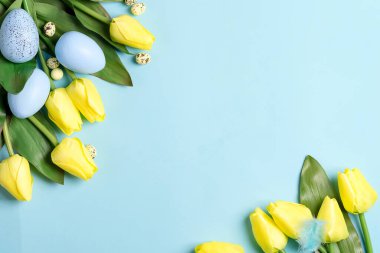 Taze bahar laleleri, el yapımı tavuk ve bıldırcın yumurtaları, mavi arka planda, kopya cpace. Mutlu Paskalyalar. Düz yatıyordu.