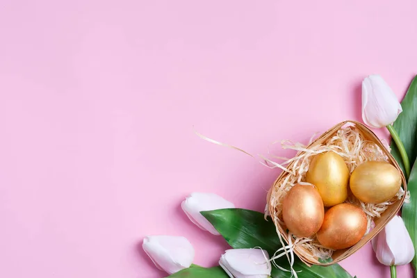 恭贺复活节贺卡从手工制作的彩绘鸡和鹌鹑蛋 郁金香花粉红背景 复制空间 顶部视图 — 图库照片