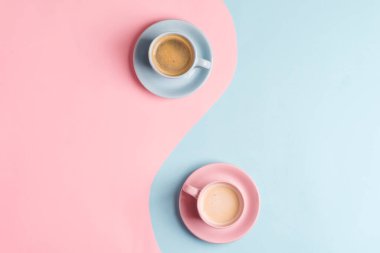 Yaratıcı bir pastel mavi arka plan. Sonsuzluğun sembolü. İki adet yeni demlenmiş kahve bardağı..