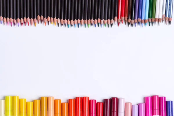 Ζωγραφική πολύχρωμα σύνορα από πολύχρωμα μαρκαδόρους και μολύβια για τη δημιουργικότητα τέχνη σε λευκό φόντο. Επίπεδη — Φωτογραφία Αρχείου