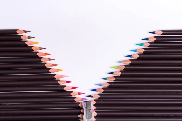 Fondo decorativo de lápices de colores en forma de cremallera abierta sobre un fondo blanco . —  Fotos de Stock