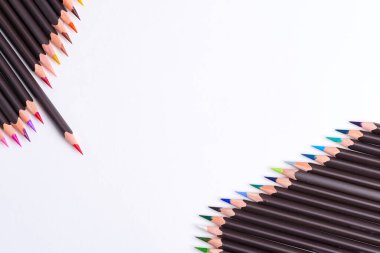 Sanat yaratıcılığı için renkli kalemlerin rengarenk sınırlarını beyaz arka planda boyamak. Düz yatıyordu