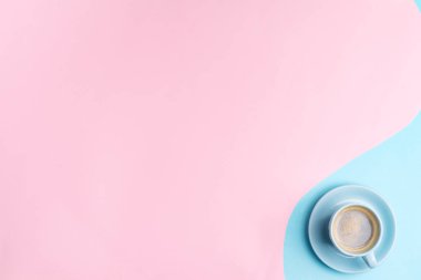 Yaratıcı pastel pembe arka plan, seramik fincan taze demlenmiş kahve.