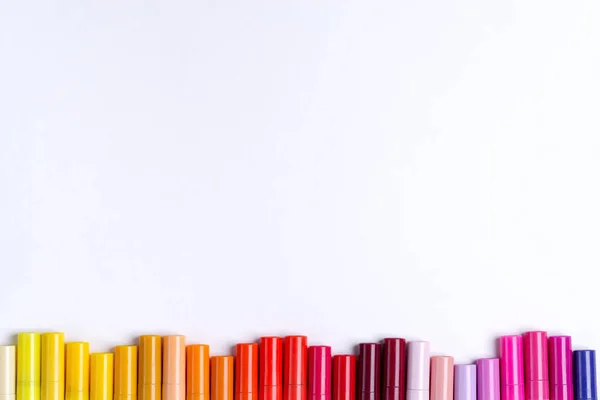 Ζωγραφική πολύχρωμο κύμα συνόρων από πολύχρωμους δείκτες για τη δημιουργικότητα τέχνη σε λευκό φόντο. Επίπεδη — Φωτογραφία Αρχείου