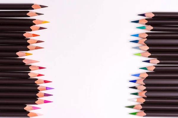 Ζωγραφική πολύχρωμα σύνορα από πολύχρωμα μολύβια για τη δημιουργικότητα τέχνη σε λευκό φόντο. Επίπεδη — Φωτογραφία Αρχείου