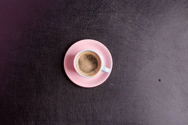 Nybryggt aromatiskt kaffe dryck på en bakgrund från dekorativ svart konstgjort ekoläder. Ovanifrån. — Stockfoto