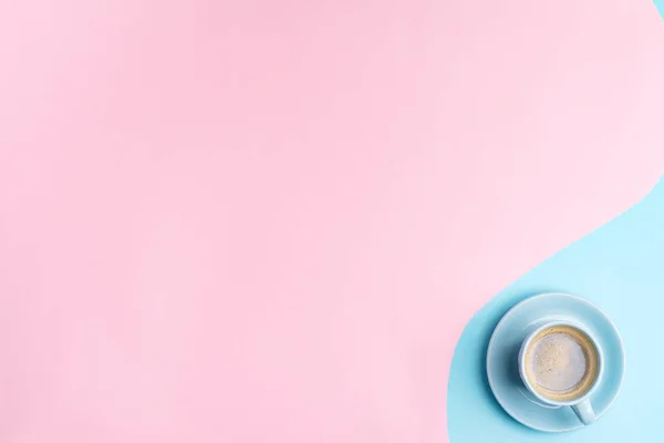 Fondo rosa azul pastel creativo con taza de cerámica de bebida de café recién hecha —  Fotos de Stock