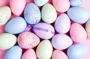 Doğal bir şenlik arka planı olarak el yapımı, rengarenk yumurtalara boyanmış Paskalya şablonu..