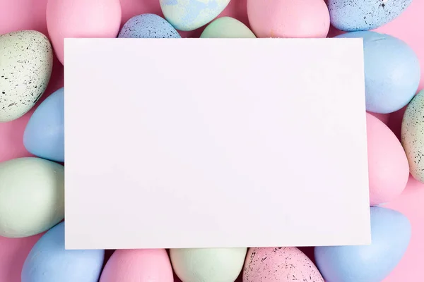 Tarjeta de felicitación feliz Pascua de huevos coloridos pintados a mano y hoja de papel para el texto de felicitación . —  Fotos de Stock