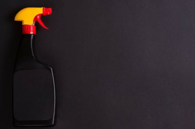 Siyah arka planda plastik sprey şişeler. Temizlik kavramı