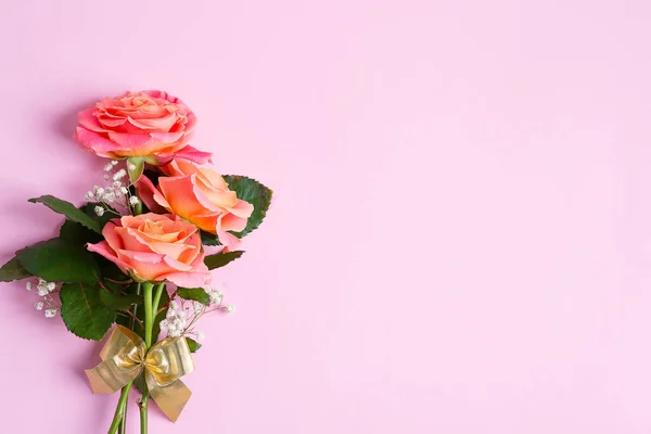 Cartão de saudação de buquê natural de flores de rosas recém-colhidas em um fundo rosa pastel . — Fotografia de Stock