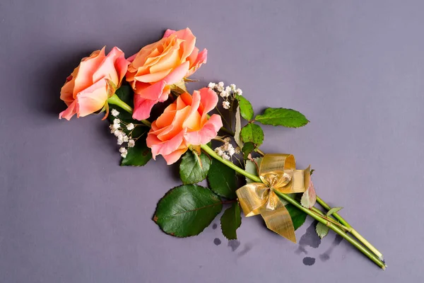 パステルピンクの背景に新鮮なバラの花の自然な花束からのお祝いカード. — ストック写真