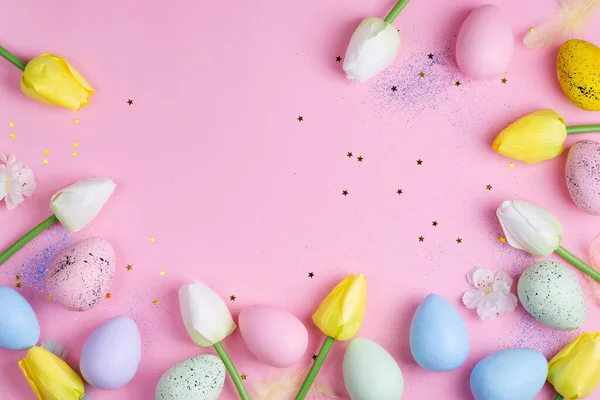 Huevos de Pascua en caja con tulipanes amarillos sobre fondo rosa. Fondo de Pascua o concepto de Pascua . —  Fotos de Stock