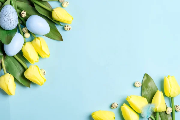 Huevos de Pascua en caja con tulipanes sobre fondo azul con espacio para copiar. Fondo de Pascua o concepto de Pascua . —  Fotos de Stock