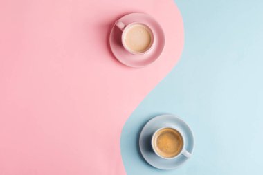 Yaratıcı bir pastel mavi arka plan. Sonsuzluğun sembolü. İki adet yeni demlenmiş kahve bardağı..