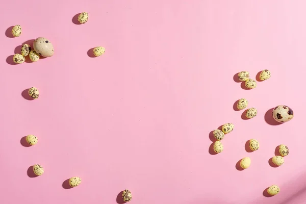 Ovos de codorna orgânicos naturais tamanho diferente em um fundo rosa pastel. Depósito plano — Fotografia de Stock