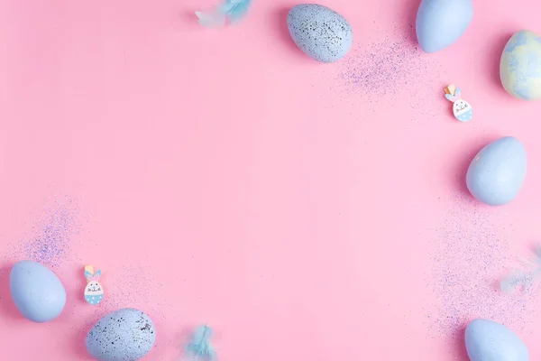 Hermosos huevos pastel de color Pascua sobre fondo de estrellas rosadas con espacio de copia —  Fotos de Stock