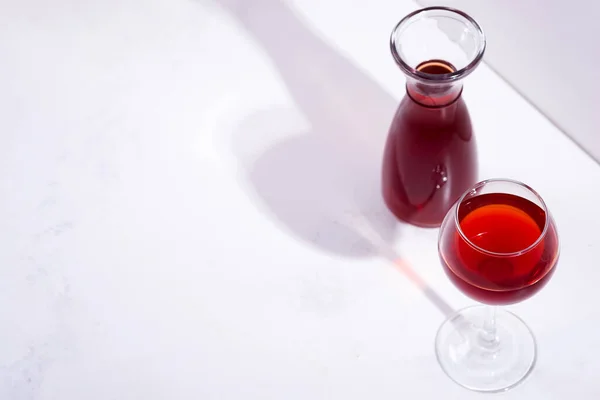 Vino tinto en una copa de vino con sombras aisladas sobre fondo de piedra —  Fotos de Stock