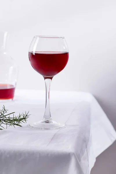 Vino tinto en una copa de vino con sombras aisladas sobre fondo textil blanco —  Fotos de Stock