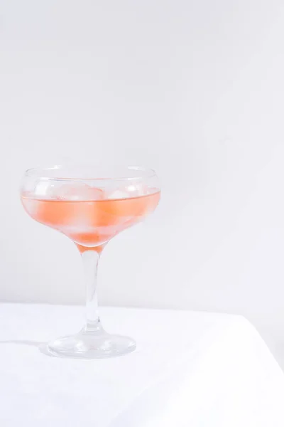 Cóctel rosa con hielo y menta, enfoque selectivo —  Fotos de Stock