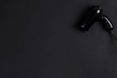 Siyah elektrikli saç kurutma makinesi kuaförde ya da kuaförde fotokopi alanı olan berber dükkanı.