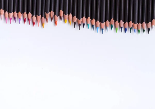 Ζωγραφική πολύχρωμα σύνορα από πολύχρωμα μολύβια για τη δημιουργικότητα τέχνη σε λευκό φόντο. Επίπεδη — Φωτογραφία Αρχείου