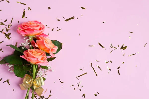분홍빛 배경에 새로 꺾어 놓은 장미꽃들 이 자연스럽게 부케에서 가져온 카드. — 스톡 사진