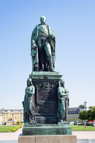 Karlsruhe, Németország - 2018. július 27. Carl Friedrich von Baden vagyok. Karlsruhe város alapító szobra, Baden-Wuerttemberg, Németország — Stock Fotó