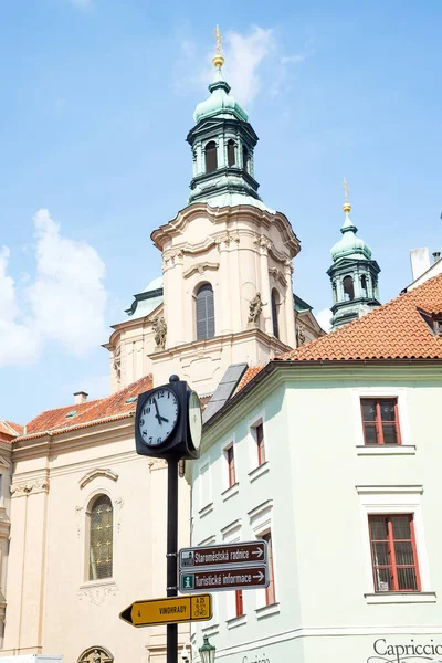 Prag, Çek Cumhuriyeti - 17.07.2018. Çek Cumhuriyeti Prag şehrindeki eski Curch 'ün mimari tarihi cephesi. — Stok fotoğraf