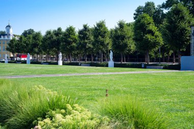 Karlsruhe, Almanya - 27 Temmuz 2018. Karlsruher Schloss 'tan önce yeşil çimenlik - Almanya' nın Baden-Wuerttemberg kentinde Karlsruhe kentinde 18. yüzyıl sarayı..