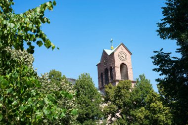 Karlsruhe, Almanya - 27 Temmuz 2018. Almanya 'nın Baden-Wuerttemberg kentinde, Karlsruhe şehrinde açık mavi gökyüzünün arka planında St. Stephan Kilisesi' nin çan kulesi..