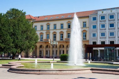 Karlsruhe, Almanya - 27 Temmuz 2018. Almanya 'nın Baden-Wuerttemberg kentindeki Karlsruhe kentindeki Doğal Tarih Müzesi' nin önündeki fıskiyeli meydan..