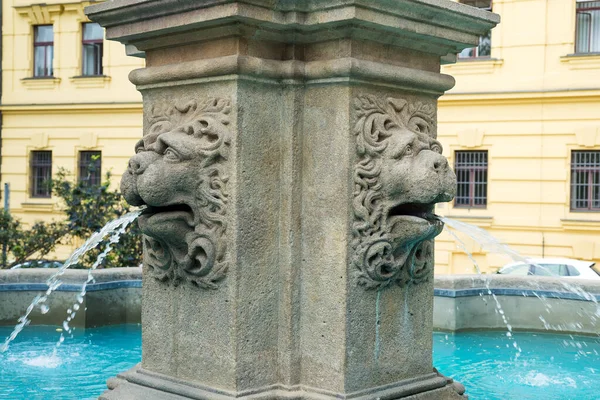 Prag, Tjeckien - 17.07.2018. Arkitektonisk skulptur av historisk fontän inför kommundomstolen i Prag, Tjeckien. — Stockfoto