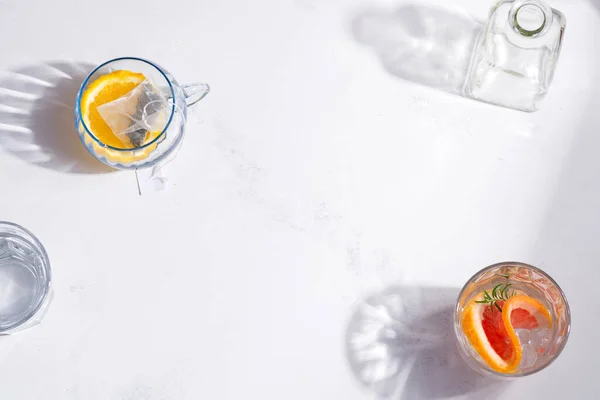 Verfrissende zomer zelfgemaakte koude thee drankjes in het glas op een witte achtergrond. Bovenaanzicht. — Stockfoto