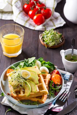 Kahvaltı vakti geldi. Kahvaltı için salata, yumurta, meyve suyu ve avokado..