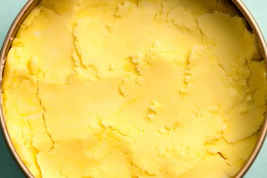 Ev yapımı taze, soğuk, açık renkli dondurmanın yakın plan görüntüsü..