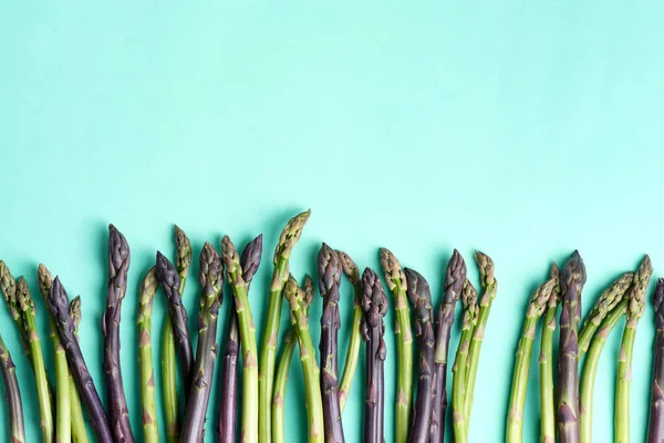 푸른 배경에 집에서 만든 음식을 요리하기 위한 신선 한 천연 아스파라거스 창 과 채소로 만든 국경. — 스톡 사진