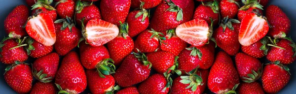 Fundo de bagas de morangos vermelhos naturais orgânicos maduros frutas com folhas verdes . — Fotografia de Stock