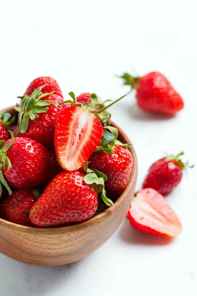 Holzschale mit frischen natürlichen reifen, saftigen roten Erdbeeren auf weißem Hintergrund. — Stockfoto