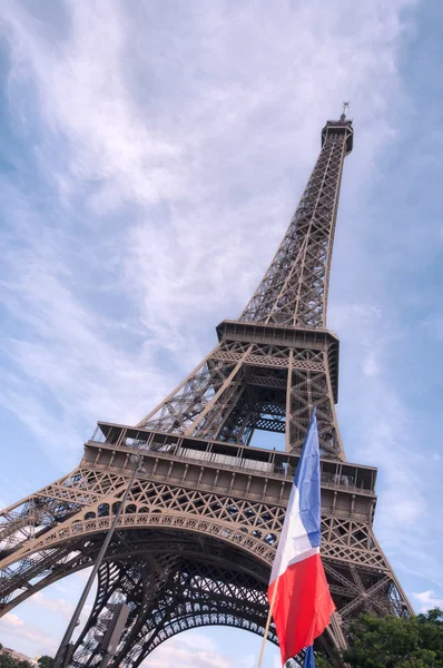 Eiffelova věž s vlajkou Francie — Stock fotografie