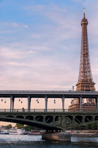 Eiffelova věž viděna z nevody — Stock fotografie