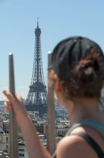 Mladá dívka zvažuje Eiffelova věž shora — Stock fotografie
