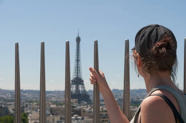 Mladá dívka zvažuje Eiffelova věž shora — Stock fotografie
