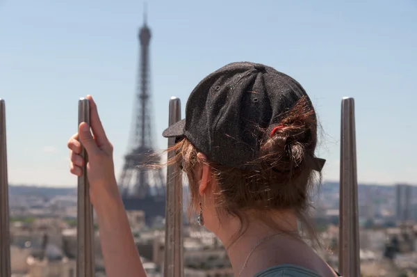 若い女の子が上からエッフェル塔を求めなけれ — ストック写真