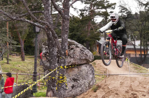 Salto extremo en una bicicleta en el bosque — Foto de Stock