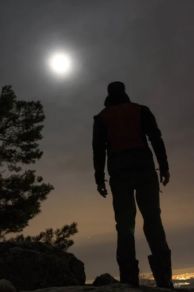 Moonlight man siluett — Stockfoto